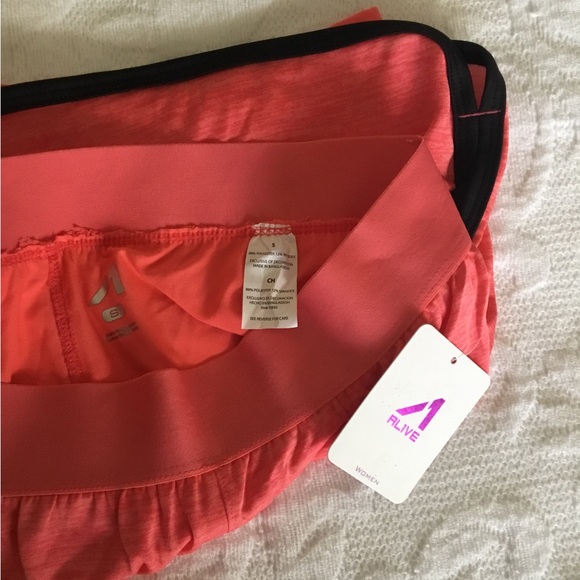 NWT ALIVE Magnetics 2-in-1 athletic shorts-woman’s - Picture 4 of 4